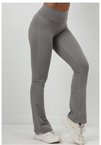 Dettaglio dei pantaloni yoga a zampa grigi a vita alta con cuciture modellanti