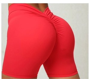 Détail du short de yoga rouge à taille haute avec effet push-up sur les fesses