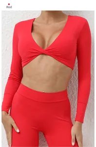 Détail de l'ensemble de yoga rouge 2 pièces avec haut court torsadé et legging taille haute