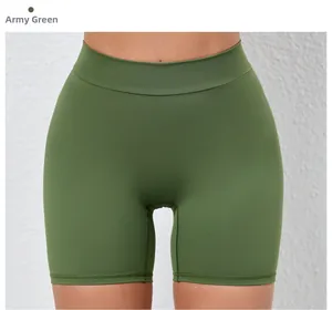 Détail du short de yoga taille haute vert armée avec ceinture sans couture et tissu élastique