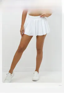 Détail d'une jupe de tennis plissée blanche avec tissu à séchage rapide et taille haute