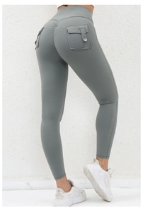 Detailansicht der High-Waist-Yoga-Leggings mit praktischen Cargo-Taschen und Knopfakzenten