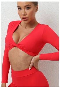 Détail de la conception à nœud torsadé rouge sur le haut de yoga et fitness court