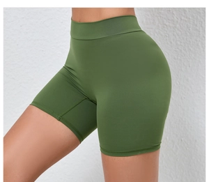 Détail du short de yoga taille haute vert olive avec design en V et effet froncé