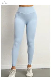 Detail der himmelblauen Yogahose mit hoher Taille und Taschen aus elastischem Material