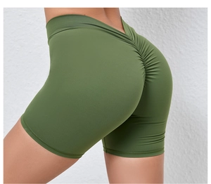 Gros plan sur le short de yoga vert olive à taille haute avec effet push-up fessier
