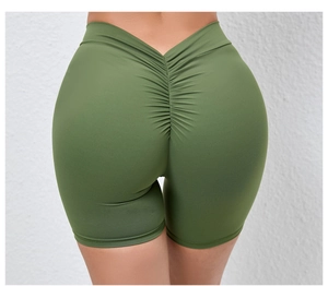 Détail du short de yoga vert armée avec effet froncé aux fesses et taille en V au dos