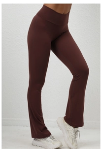 Dettaglio dei pantaloni yoga a zampa marrone scuro a vita alta con effetto push-up glutei