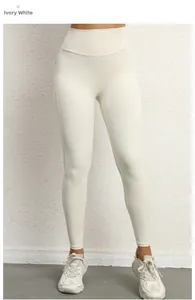Detailansicht der High Waist Yogahose in Elfenbeinweiß mit Taschen und elastischer Form