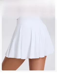 Détail de la taille haute et de l'ourlet plissé sur la jupe de tennis blanche