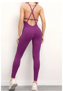 Detail der gekreuzten Rückengurte und des rückenfreien Designs bei lila Yoga-Body