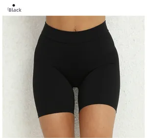 Détail du short de yoga noir à taille haute avec design élastique pour fessier galbé