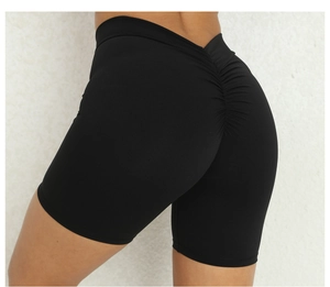 Détail du short de yoga noir à taille haute en V avec effet push-up sculptant les fesses