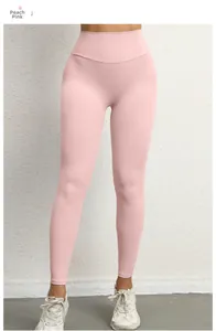 Detaillierte Nahaufnahme der pfirsichrosa Cargo-Yoga-Leggings mit High-Waist-Push-Up-Effekt
