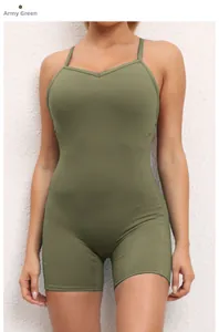 Dettaglio tuta da yoga verde militare con spalline sottili e scollatura a V