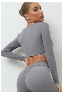 Détail du legging de yoga taille haute froncé et du haut court gris à manches longues