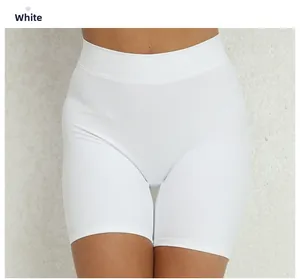 Gros plan sur le short de yoga blanc à taille haute avec dos en V profond et effet galbant