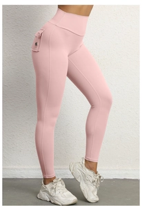 Nahaufnahme der hellrosa Yoga-Leggings mit hoher Taille, Seitentaschen mit Knöpfen und Stretch-Stoff