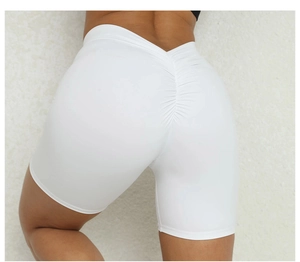 Gros plan sur le short de yoga blanc à taille haute avec ceinture en V et effet froncé