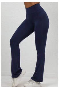 Vista laterale dei pantaloni da yoga svasati a vita alta blu navy con vestibilità slim