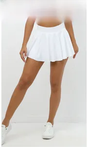 Vue détaillée du skort de tennis plissé blanc avec taille haute pour le sport