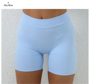 Gros plan sur le short de yoga bleu ciel à taille haute et tissu sans couture sculptant