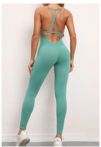 Detailansicht der überkreuzten Rückenträger und des rückenfreien Designs am Jumpsuit