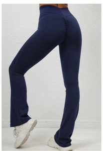 Dettaglio dell'effetto arricciato push-up sui pantaloni da yoga a zampa blu scuro