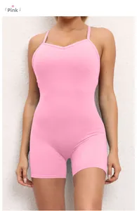 Vista dettagliata del retro della tuta da yoga rosa senza schienale con spalline sottili