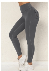 Detail der dunkelgrauen Yoga-Hose mit hoher Taille, Cargotasche an der Seite und Knopf