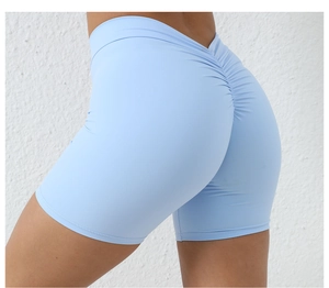 Vue détaillée du short de yoga bleu clair taille haute avec effet push-up sur les fesses