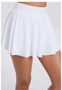 Détail de la jupe de tennis plissée blanche montrant la taille haute et le tissu sport