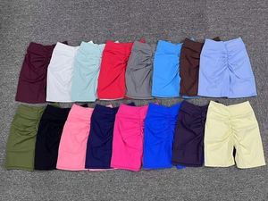 Présentation à plat de shorts de yoga scrunch butt taille haute en seize couleurs différentes