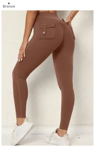 Detailansicht der bronzefarbenen Yoga-Hose mit Lifting-Effekt und dekorativer Tasche