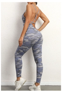 Detail der überkreuzten Träger am blauen Camo-Yoga-Jumpsuit für Fitness und Tanz
