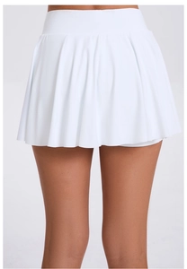 Détail d'une jupe de tennis plissée blanche à taille haute en tissu de sport respirant
