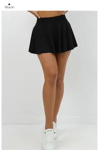 Gros plan sur une jupe de tennis plissée noire avec ceinture élastique haute et short sport