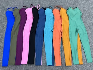 Flache Darstellung von Yoga-Jumpsuits in zehn Farben auf einem neutralen Hintergrund