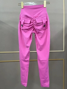 Details der High Waist Yoga-Leggings mit Scrunch-Butt-Design und Utility-Knopftaschen