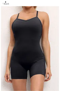 Dettaglio del body da yoga nero slim-fit con spalline sottili e design con scollo a V