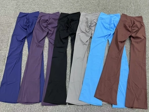 Dettaglio di pantaloni yoga a zampa multicolore con design scrunch butt modellante