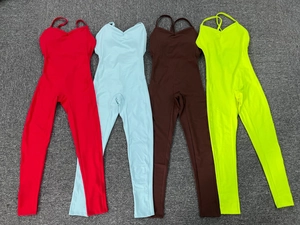 V-Ausschnitt Yoga-Jumpsuits in Rot, Blau, Braun und Grün mit dünnen Trägern auf Grau