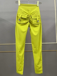 Detailansicht neongrüner Yoga-Leggings mit Gesäßtaschen mit Knopf und Scrunch-Butt-Design