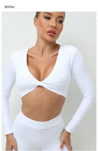 Détail du haut de yoga blanc à manches longues avec nœud frontal et tissu extensible