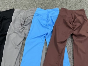 Pantaloni da yoga svasati a vita alta con dettaglio scrunch butt in quattro colori