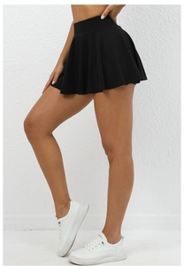 Vue latérale détaillée de la jupe de tennis plissée noire avec tissu de sport élastique