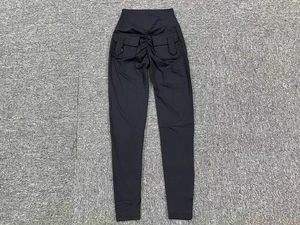 Detailansicht der schwarzen Scrunch-Butt Yoga-Hose mit hoher Taille und Cargo-Taschen