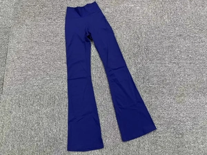 Pantaloni yoga a zampa blu scuro a vita alta distesi su uno sfondo grigio strutturato