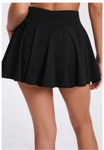 Vue arrière d'une jupe de tennis plissée noire à taille haute avec short pour femme