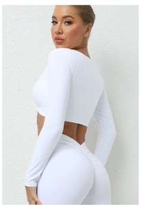 Détail du haut de yoga blanc à manches longues et de l'ensemble legging gainant